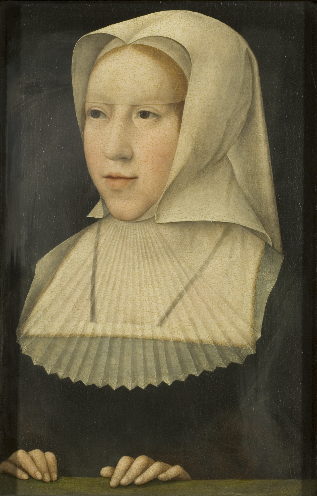 Een zestiende-eeuws portret van Margareta van Oostenrijk. Margareta is in het zwart gekleed met een witte kap op haar blonde haren, haar handen liggen sereen voor haar op tafel.