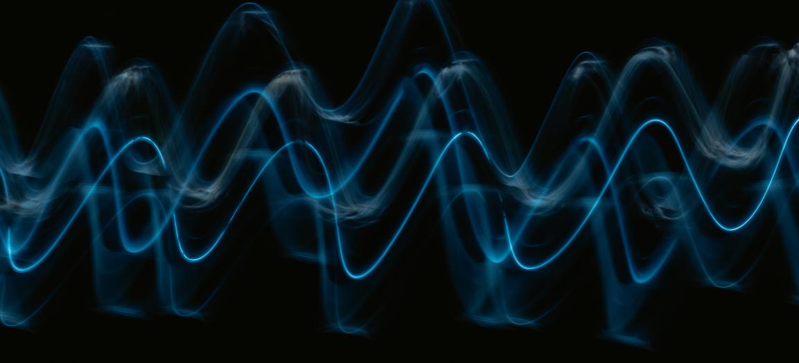 donkere achtergrond met blauwe radiogolven
