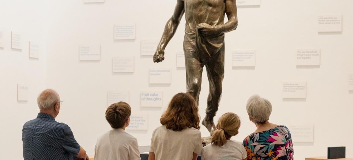 Zaalzicht 'Neem je Tijd', 2022, M Leuven, foto © Eline Willaert voor M Leuven.jpg