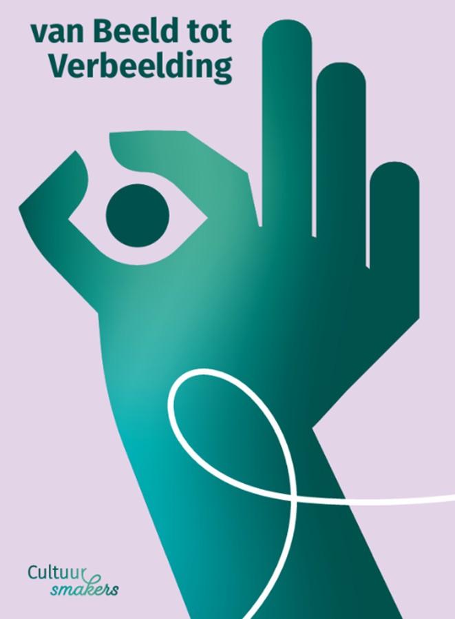 Tegen een lichtroze achtergrond staat een illustratie van een hand in pictogramstijl. De hand vervaagt van lichtgroen naar donkergroen en maakt het OK-gebaar, waarbij de duim en de wijsvinger een cirkel vormen. In de cirkel staat een pupil, waardoor het lijkt op een oog. Linksboven staan de woorden ‘Van beeld tot verbeelding’, linksonder het logo van Cultuursmakers. Een witte krul siert de pols van de hand.