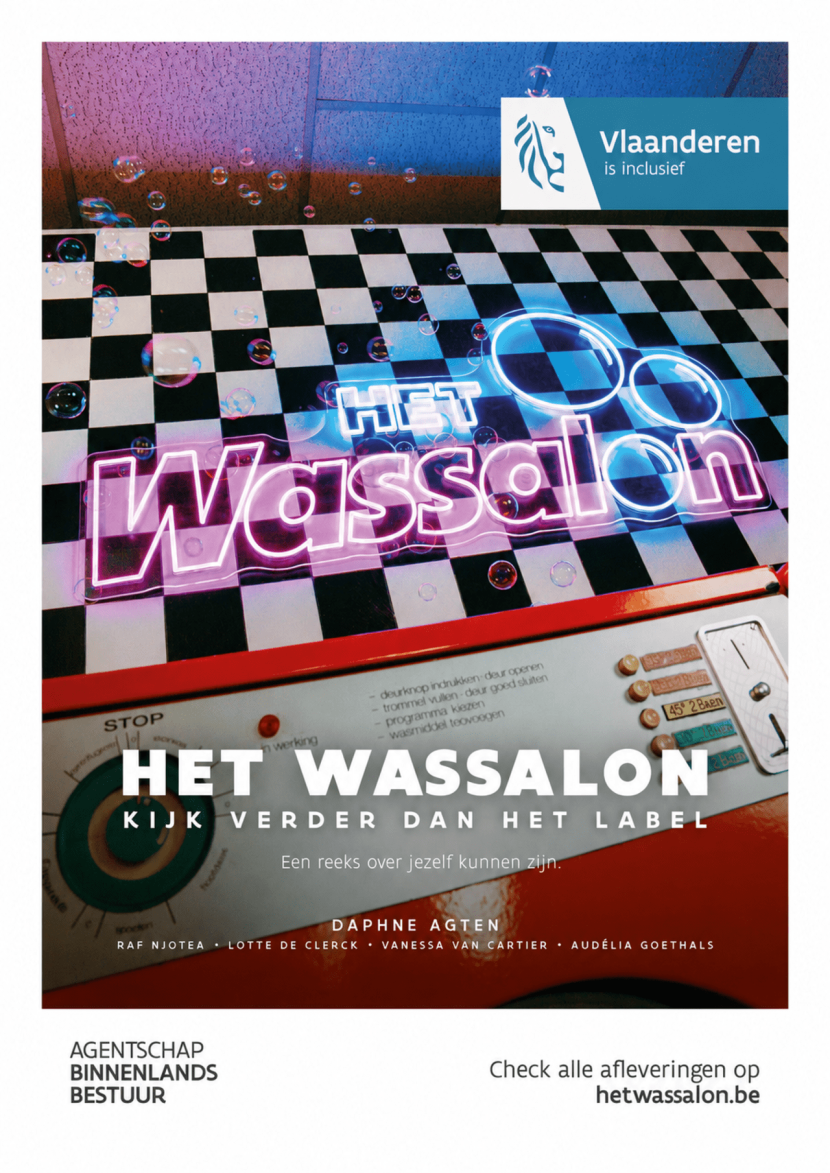 Een foto van een ouderwetse wasmachine met de titel "Het wassalon" in neonverlichte letters. 