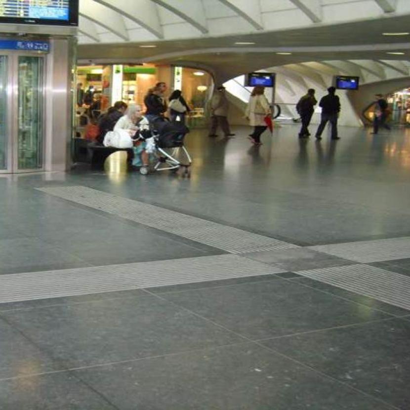 Kruispunt van geleidelijnen in tunnel station