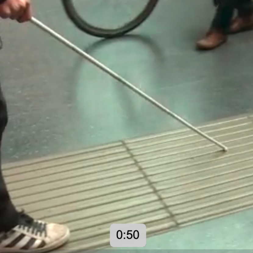 Man volgt ribbellijnen met zijn witte stok in het station van Brugge