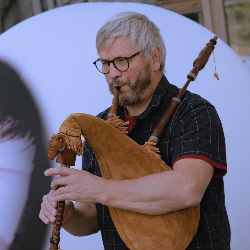 Pol Ranson speelt doedelzak bij de oogbol aan de ingang van de Bijloke.